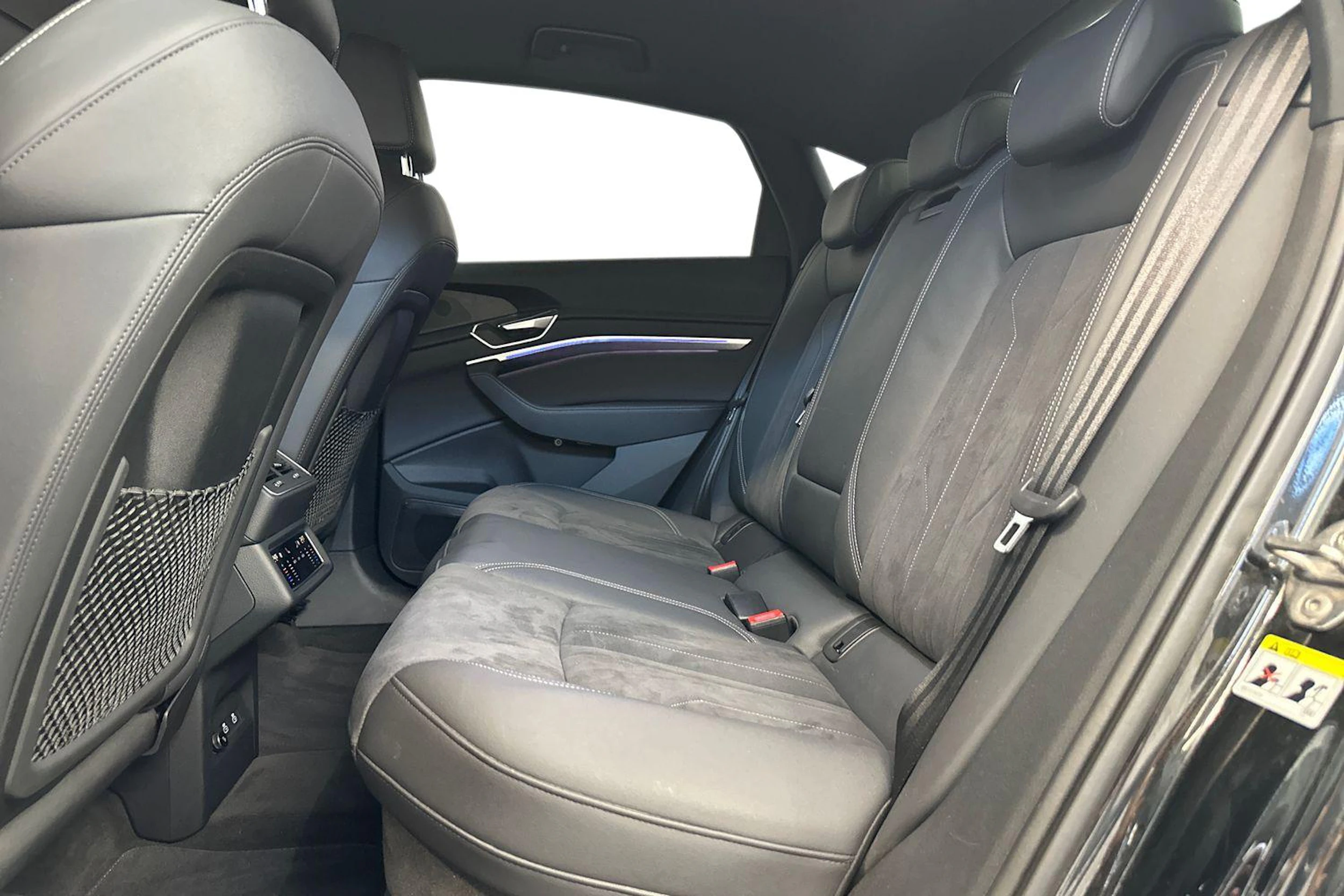 musta Audi Q8 e-tron 2024 kuva 8.