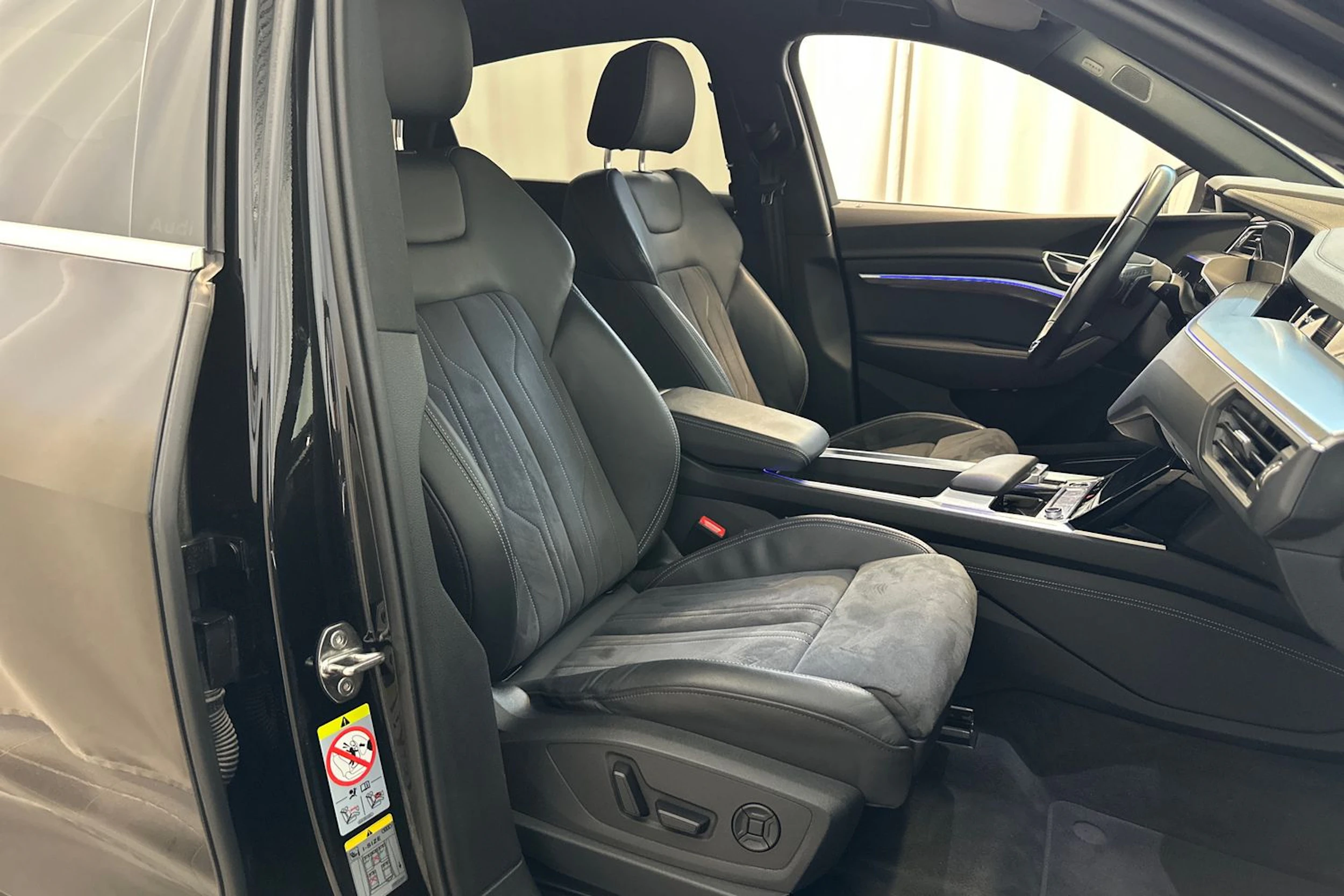 musta Audi Q8 e-tron 2024 kuva 11.
