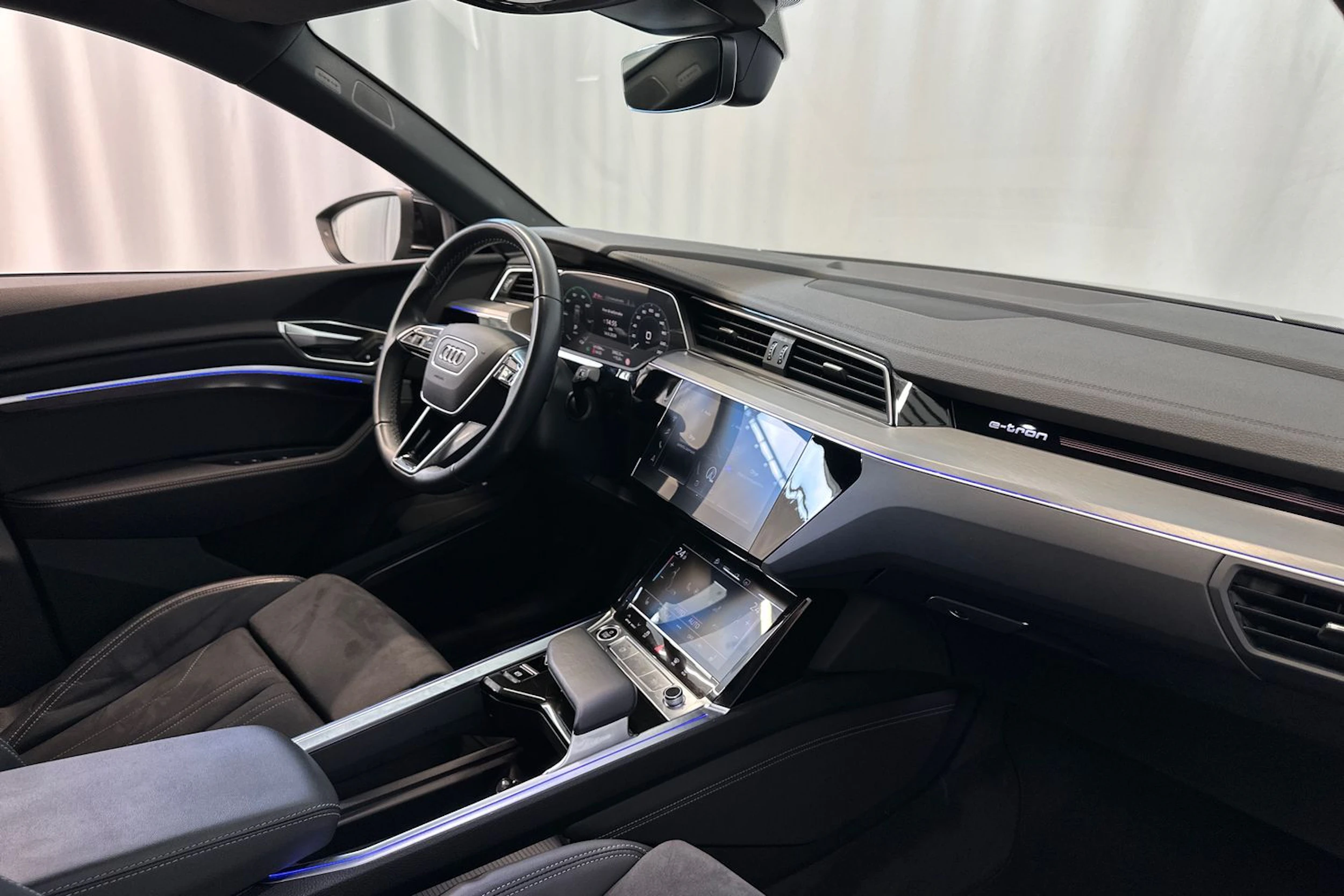 musta Audi Q8 e-tron 2024 kuva 12.