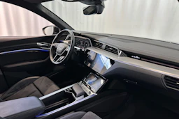 musta Audi Q8 e-tron 2024 kuva 12.