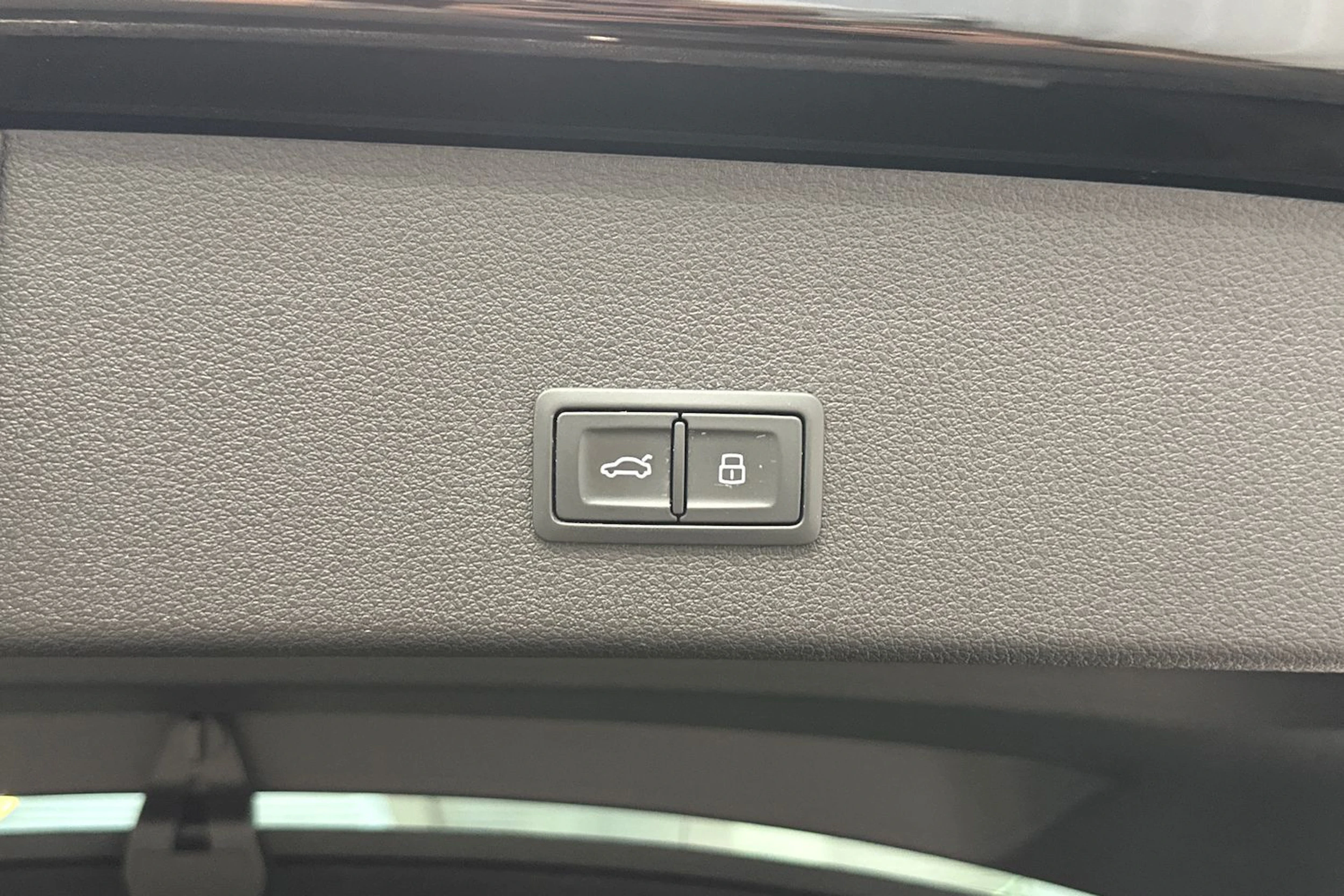 musta Audi Q8 e-tron 2024 kuva 14.