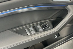 musta Audi Q8 e-tron 2024 kuva 15.