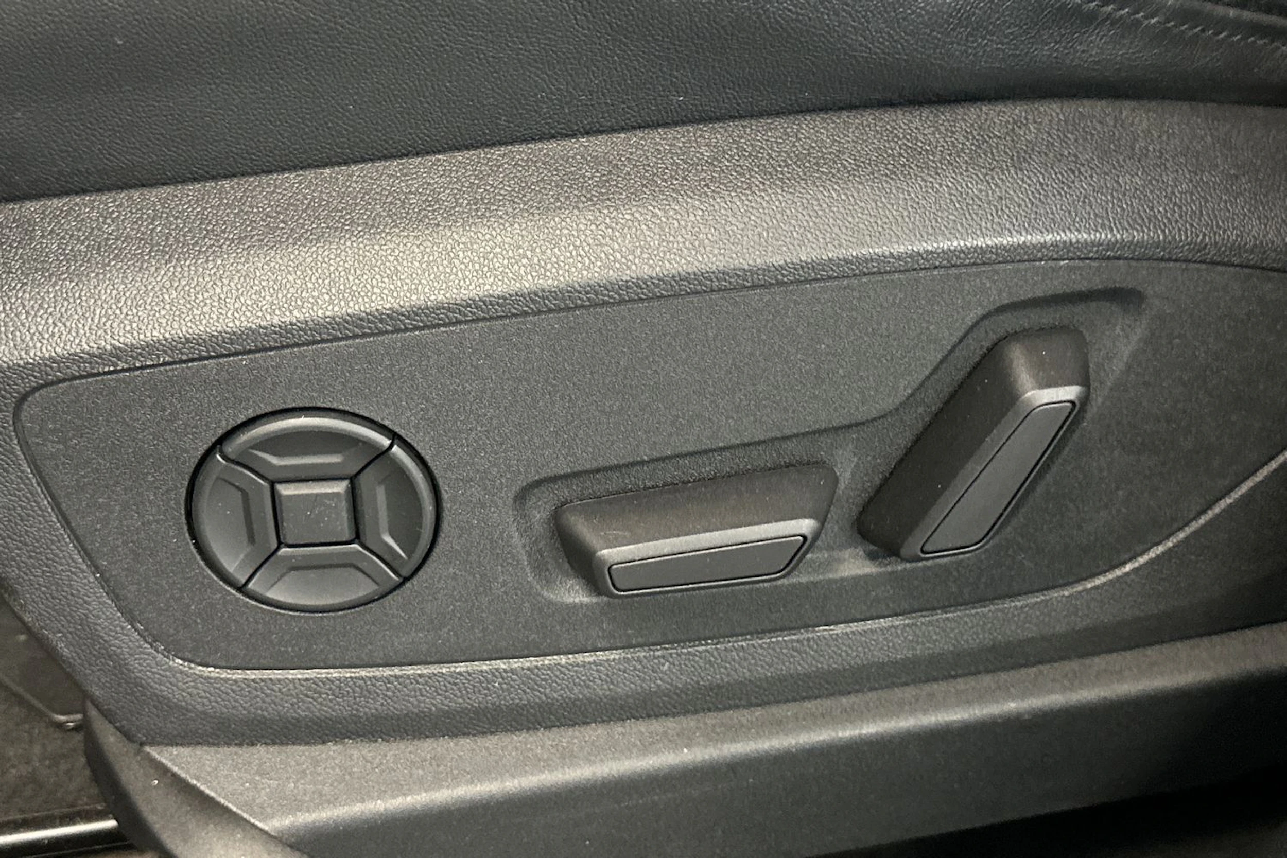 musta Audi Q8 e-tron 2024 kuva 17.