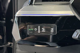 musta Audi Q8 e-tron 2024 kuva 18.