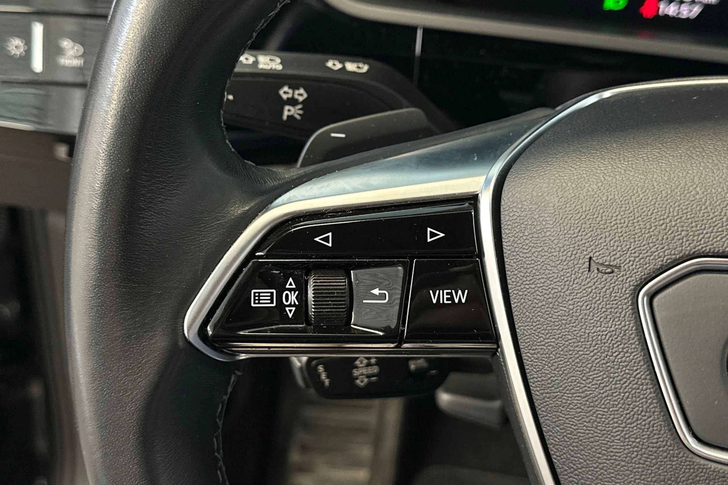 musta Audi Q8 e-tron 2024 kuva 19.