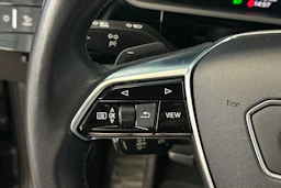 musta Audi Q8 e-tron 2024 kuva 19.