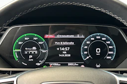 musta Audi Q8 e-tron 2024 kuva 22.
