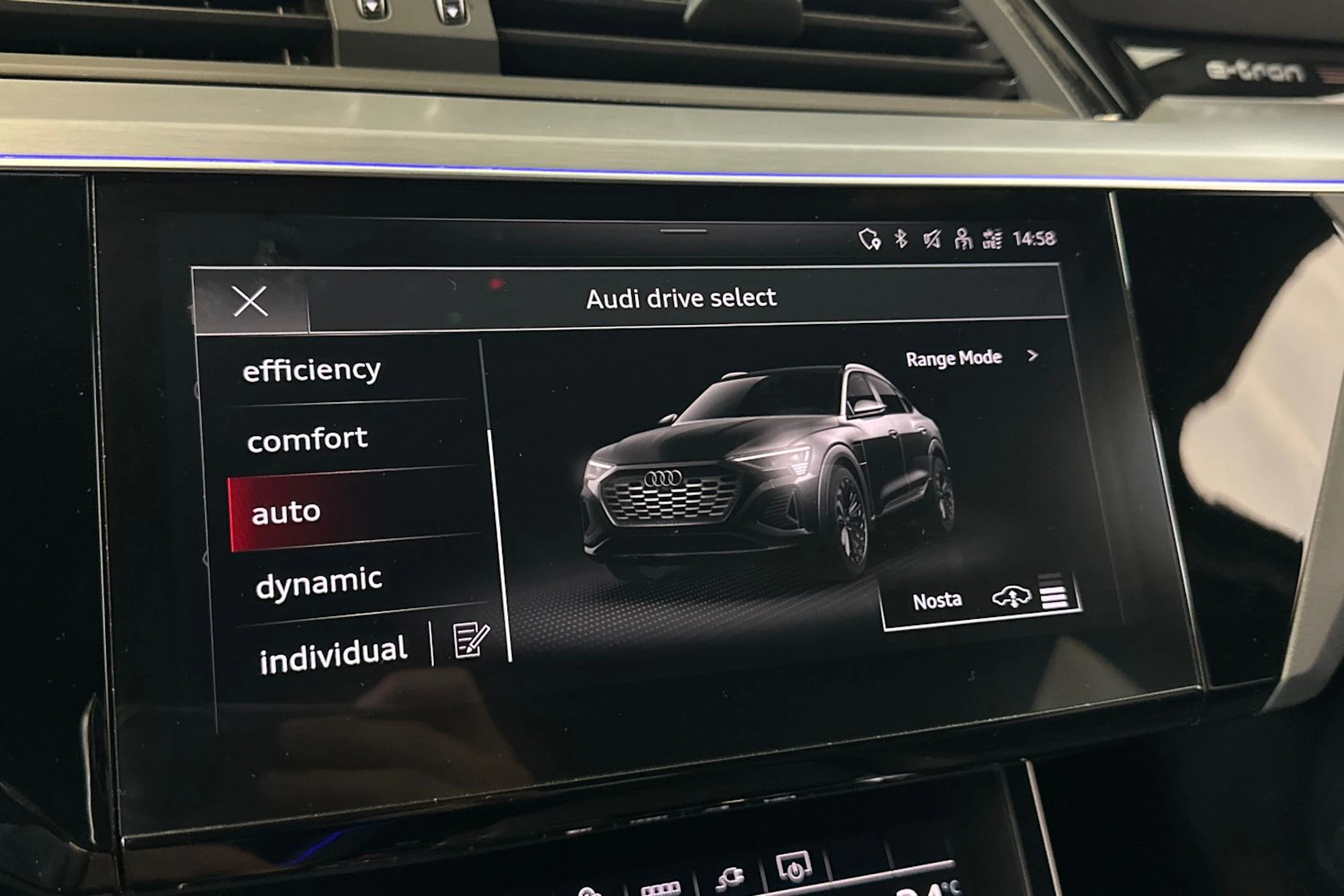musta Audi Q8 e-tron 2024 kuva 24.