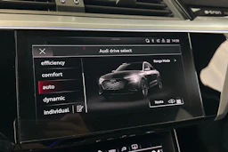 musta Audi Q8 e-tron 2024 kuva 24.