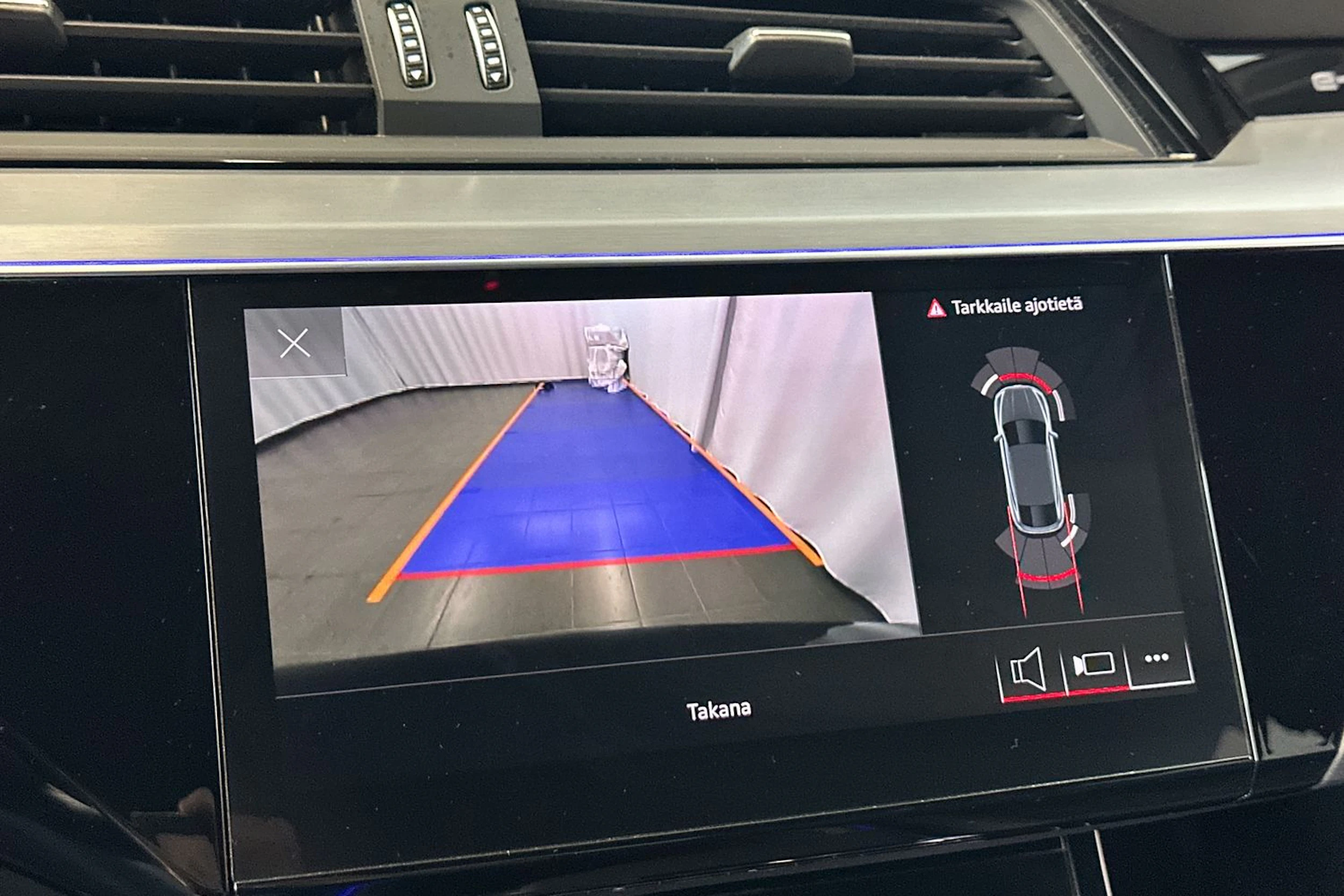 musta Audi Q8 e-tron 2024 kuva 28.