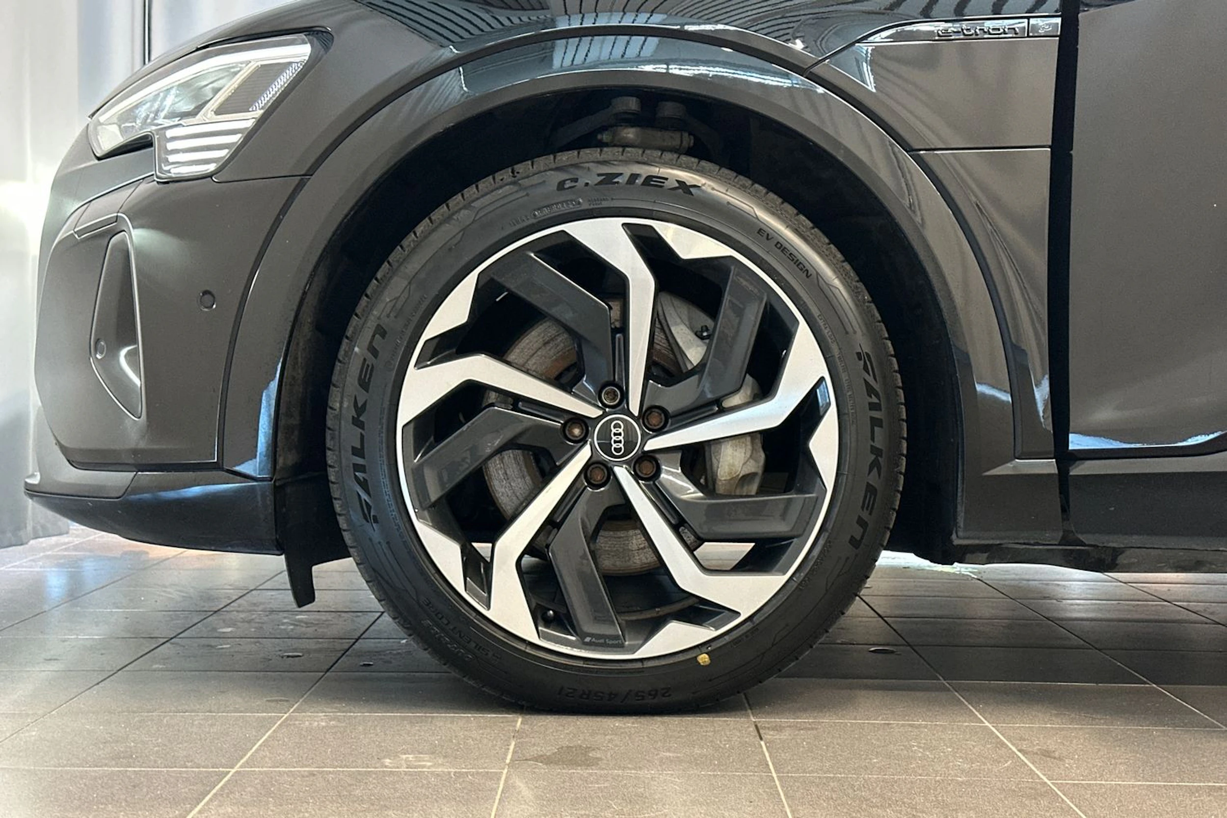 musta Audi Q8 e-tron 2024 kuva 29.