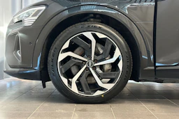 musta Audi Q8 e-tron 2024 kuva 29.