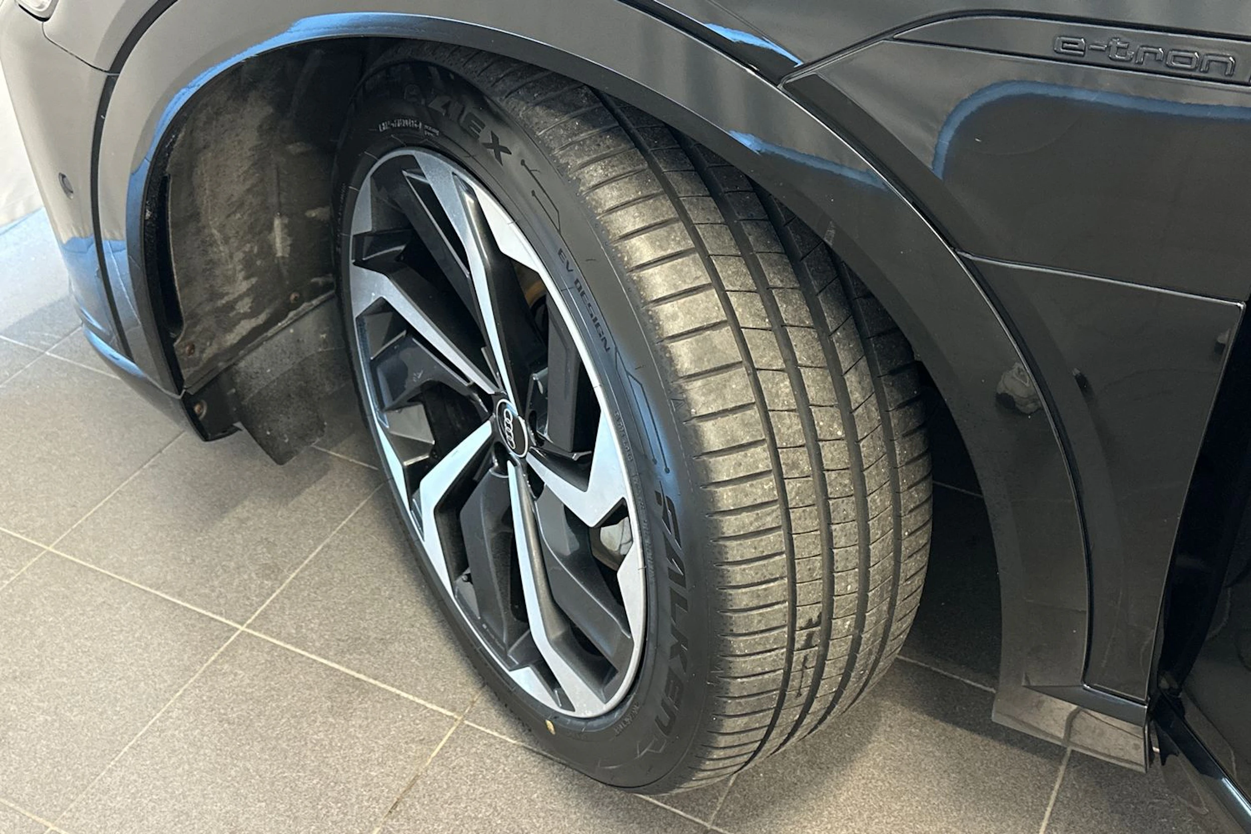 musta Audi Q8 e-tron 2024 kuva 30.