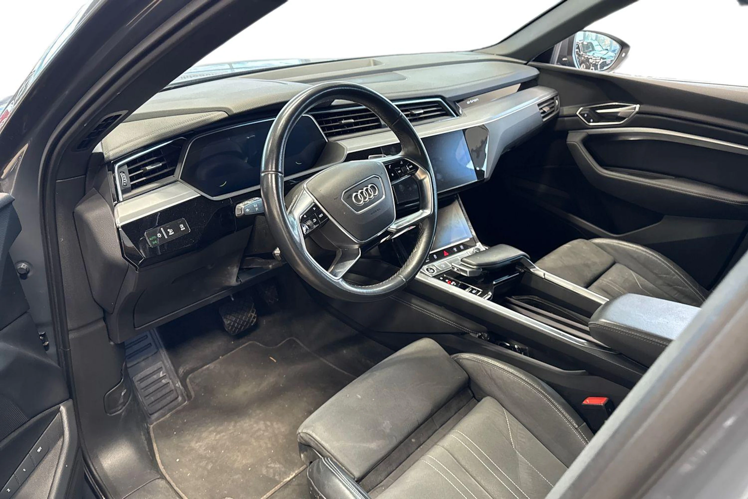 harmaa Audi Q8 e-tron 2024 kuva 3.