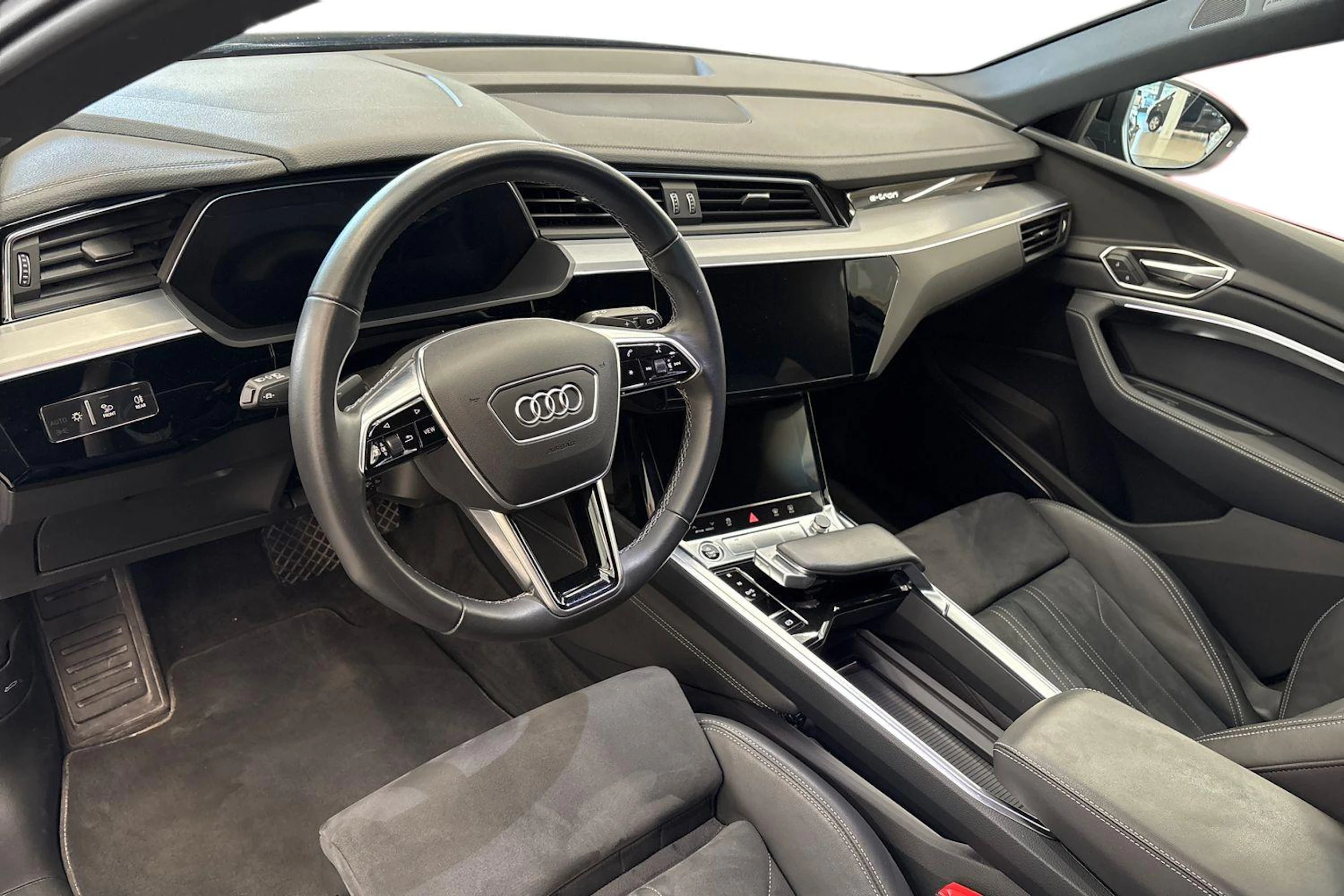 harmaa Audi Q8 e-tron 2024 kuva 6.