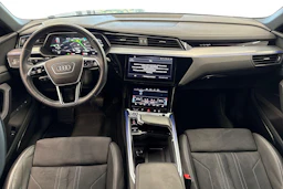harmaa Audi Q8 e-tron 2024 kuva 7.