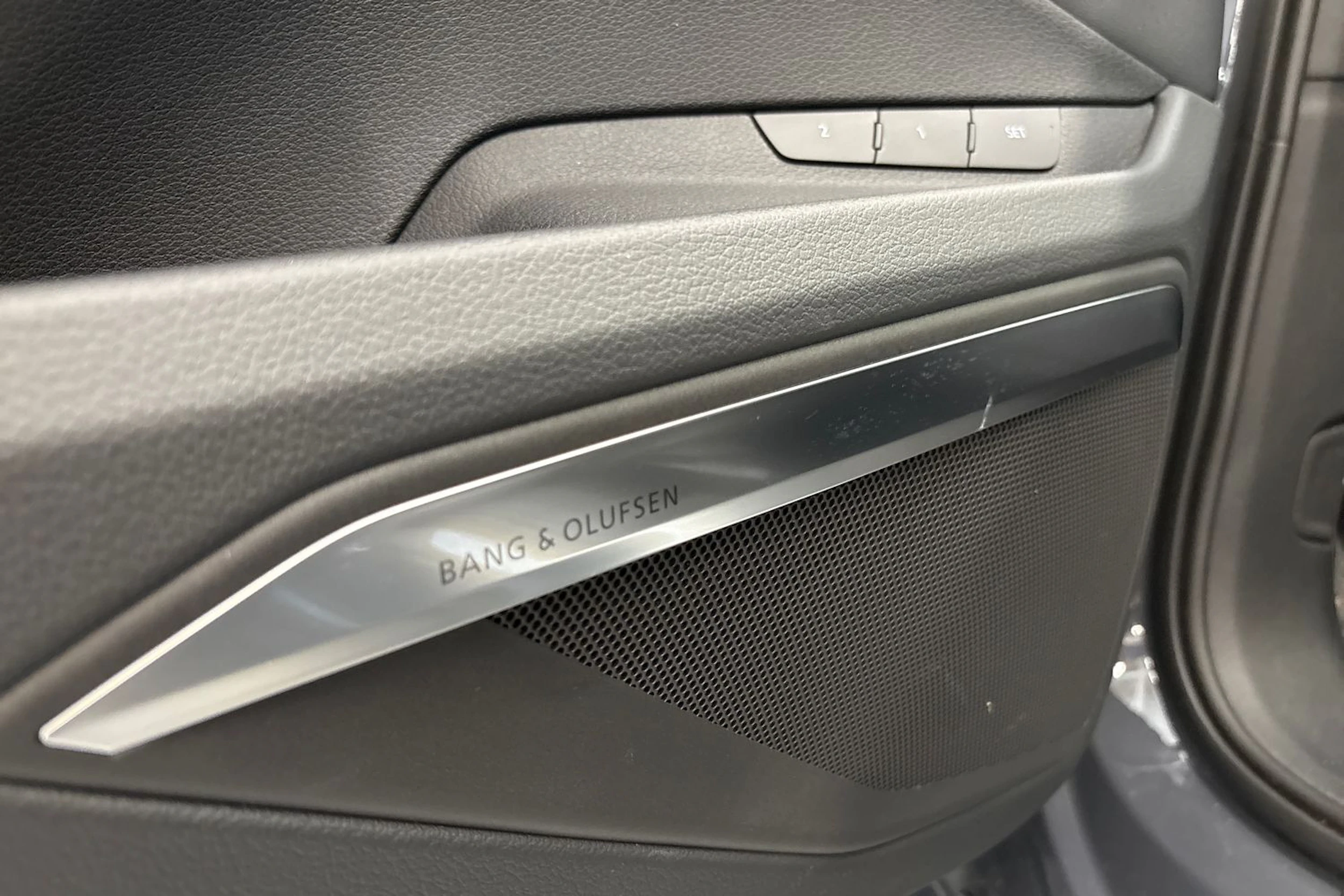 harmaa Audi Q8 e-tron 2024 kuva 14.