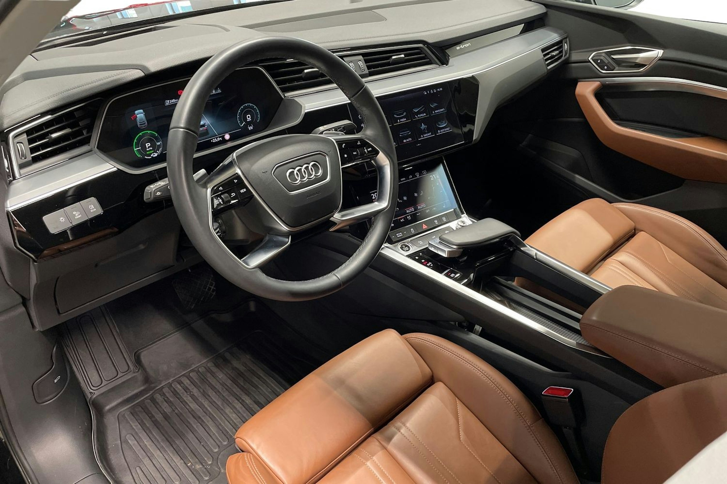 Musta Audi Q8 e-tron 2024 kuva 7.