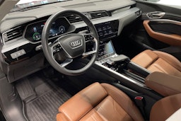 Musta Audi Q8 e-tron 2024 kuva 7.