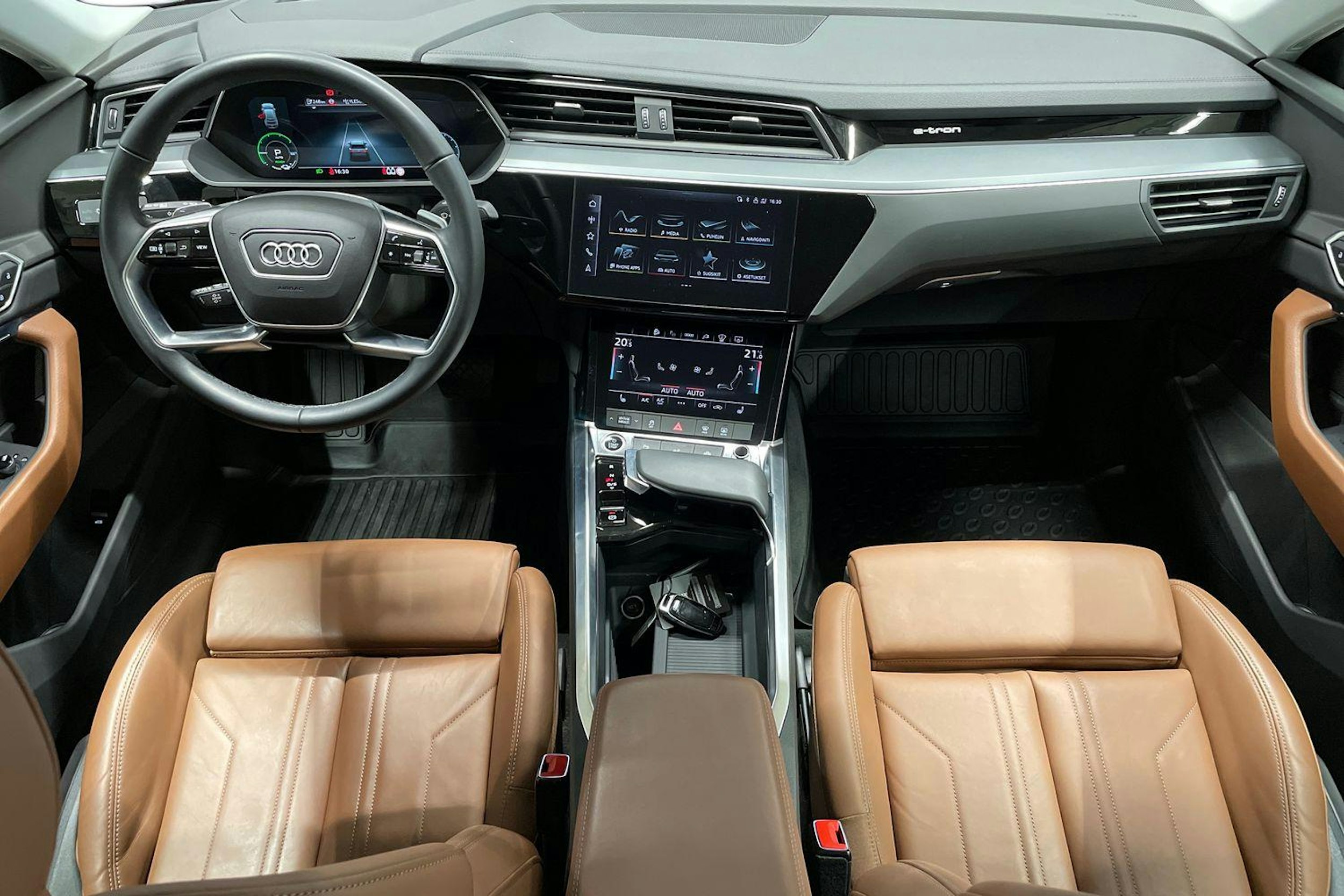 Musta Audi Q8 e-tron 2024 kuva 9.