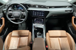 Musta Audi Q8 e-tron 2024 kuva 9.