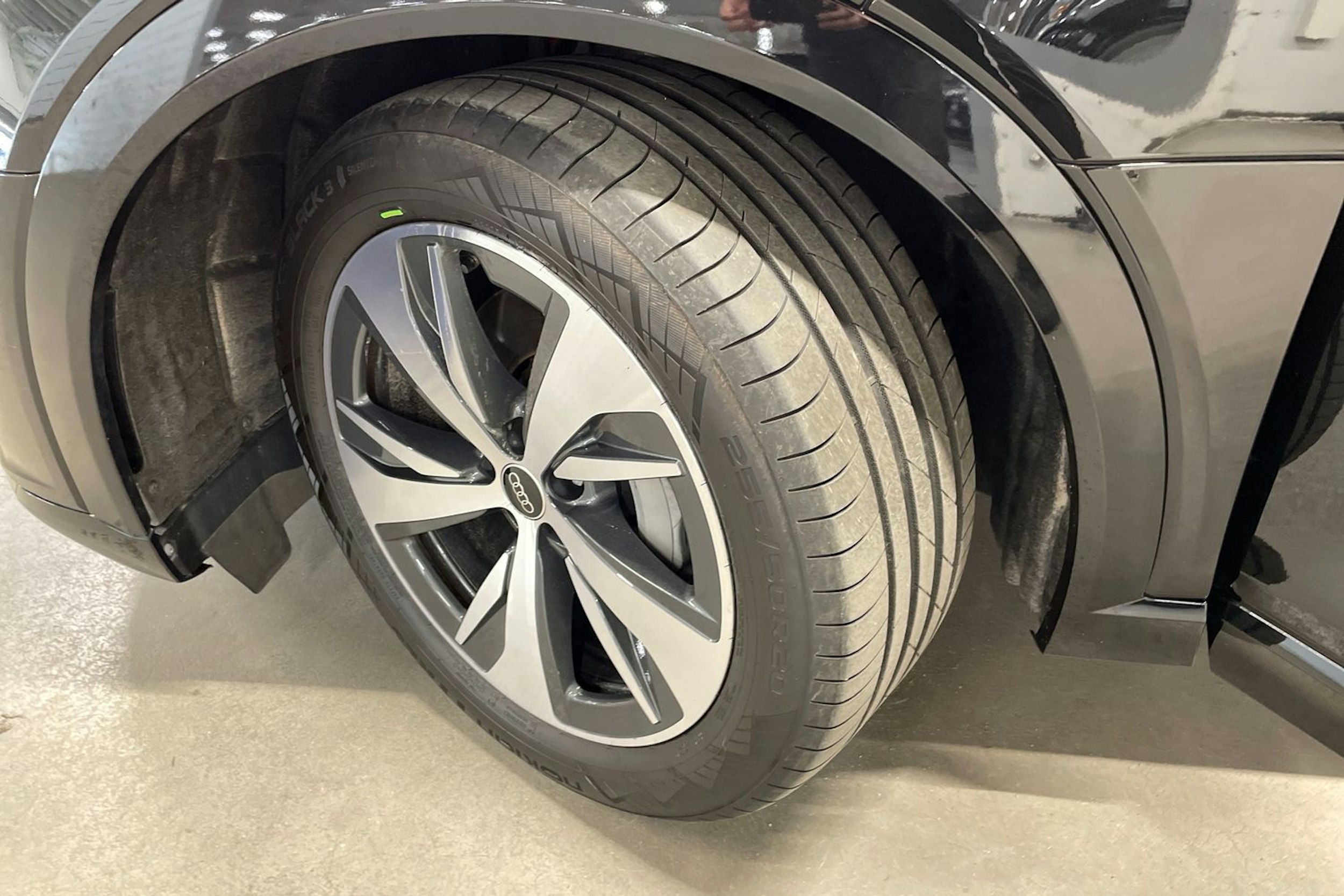Musta Audi Q8 e-tron 2024 kuva 12.