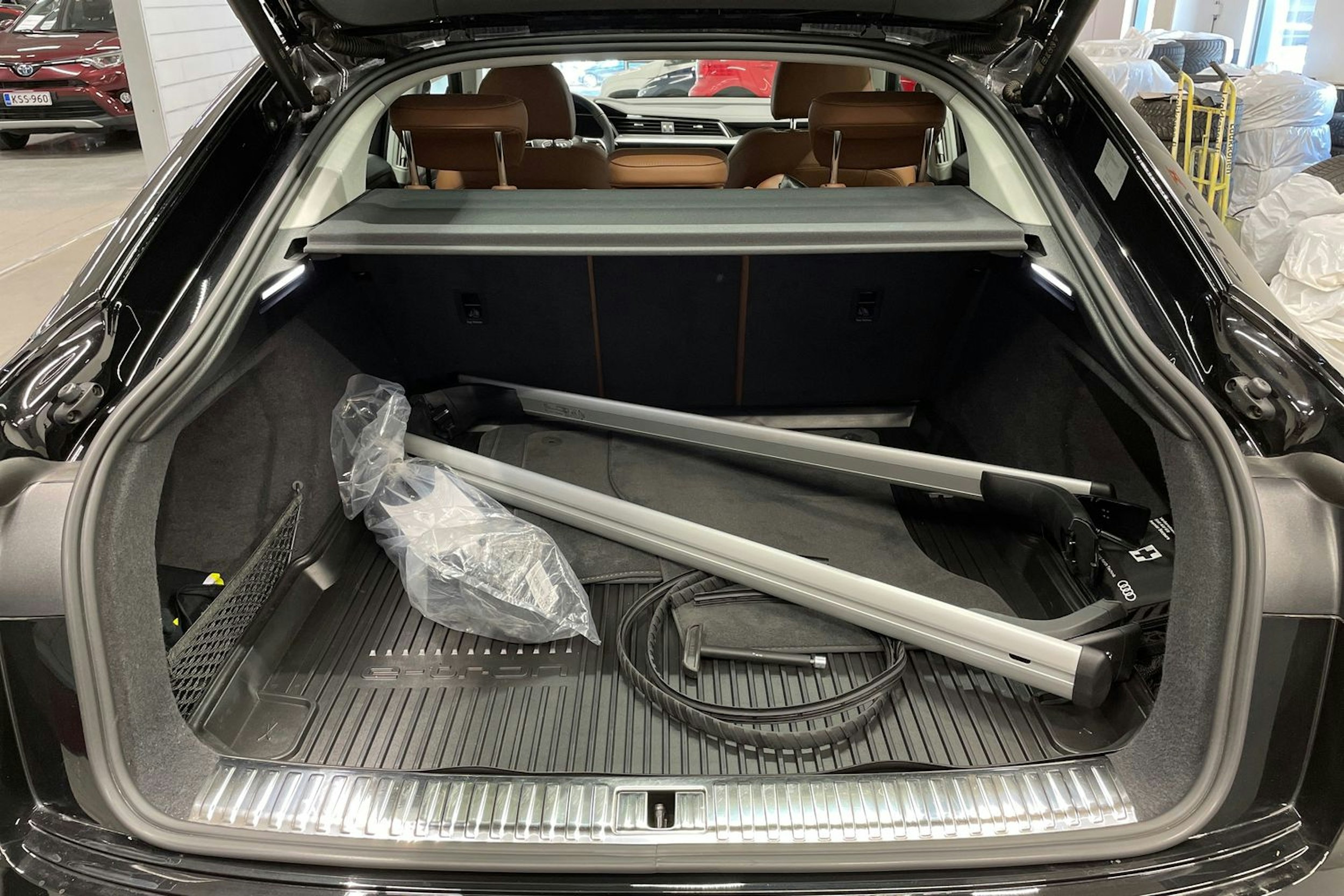 Musta Audi Q8 e-tron 2024 kuva 13.