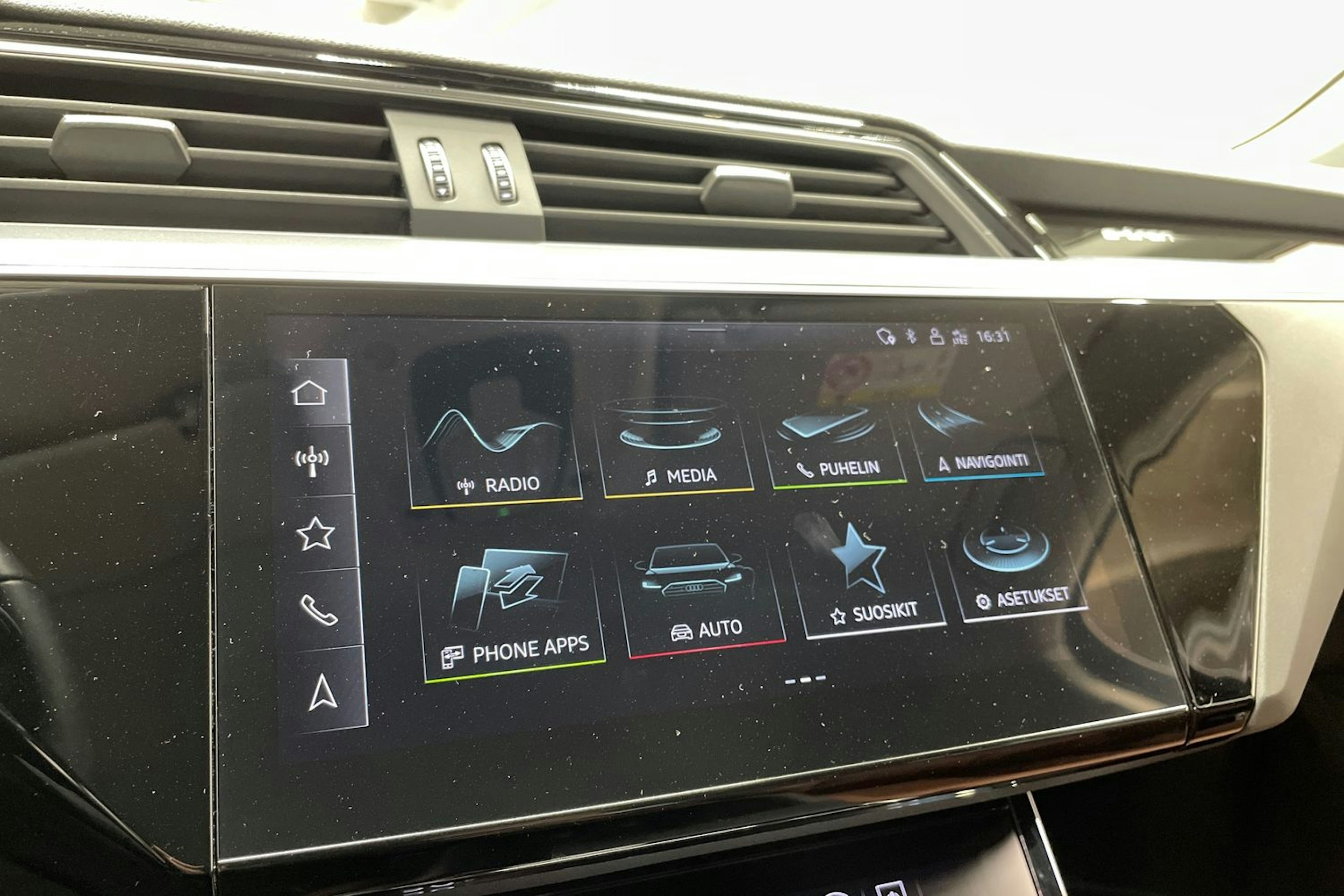 Musta Audi Q8 e-tron 2024 kuva 15.