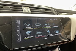 Musta Audi Q8 e-tron 2024 kuva 15.