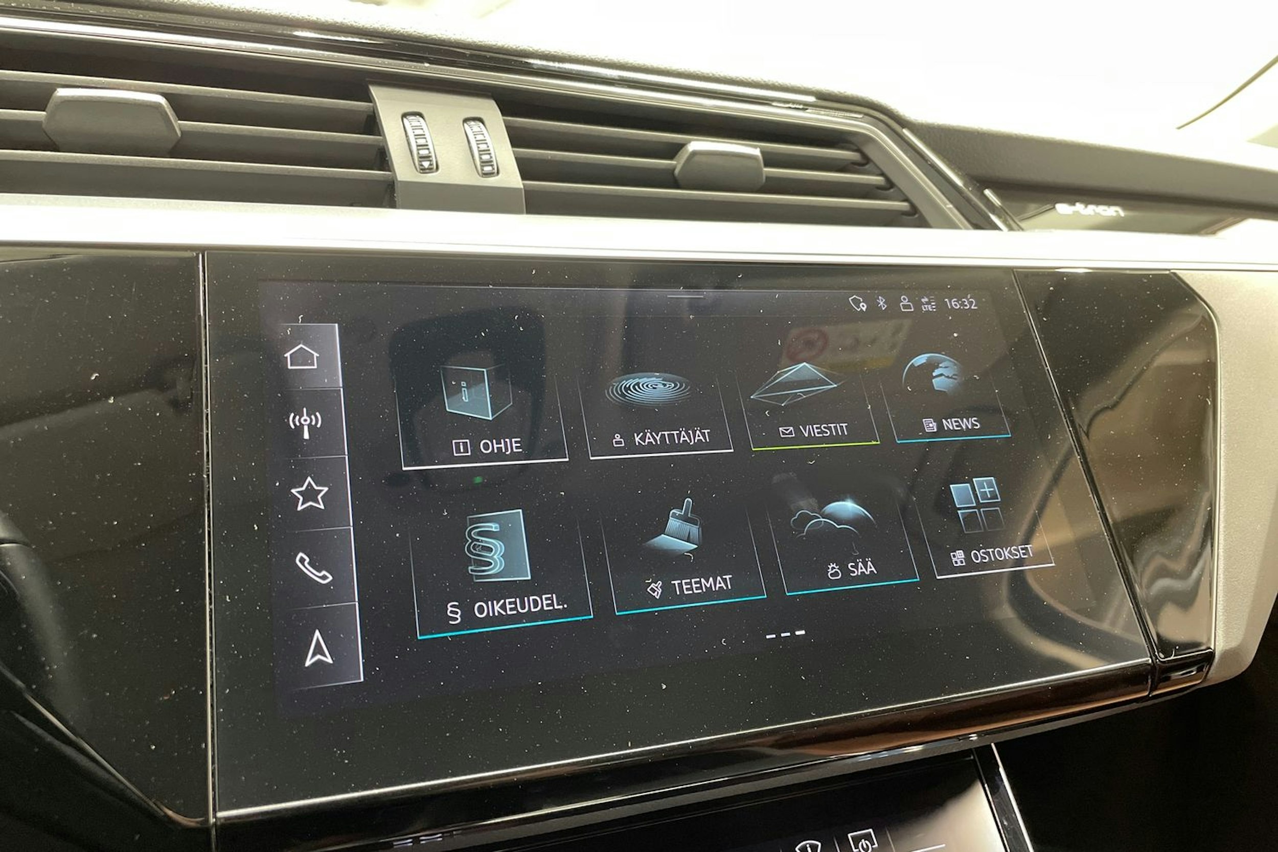 Musta Audi Q8 e-tron 2024 kuva 16.