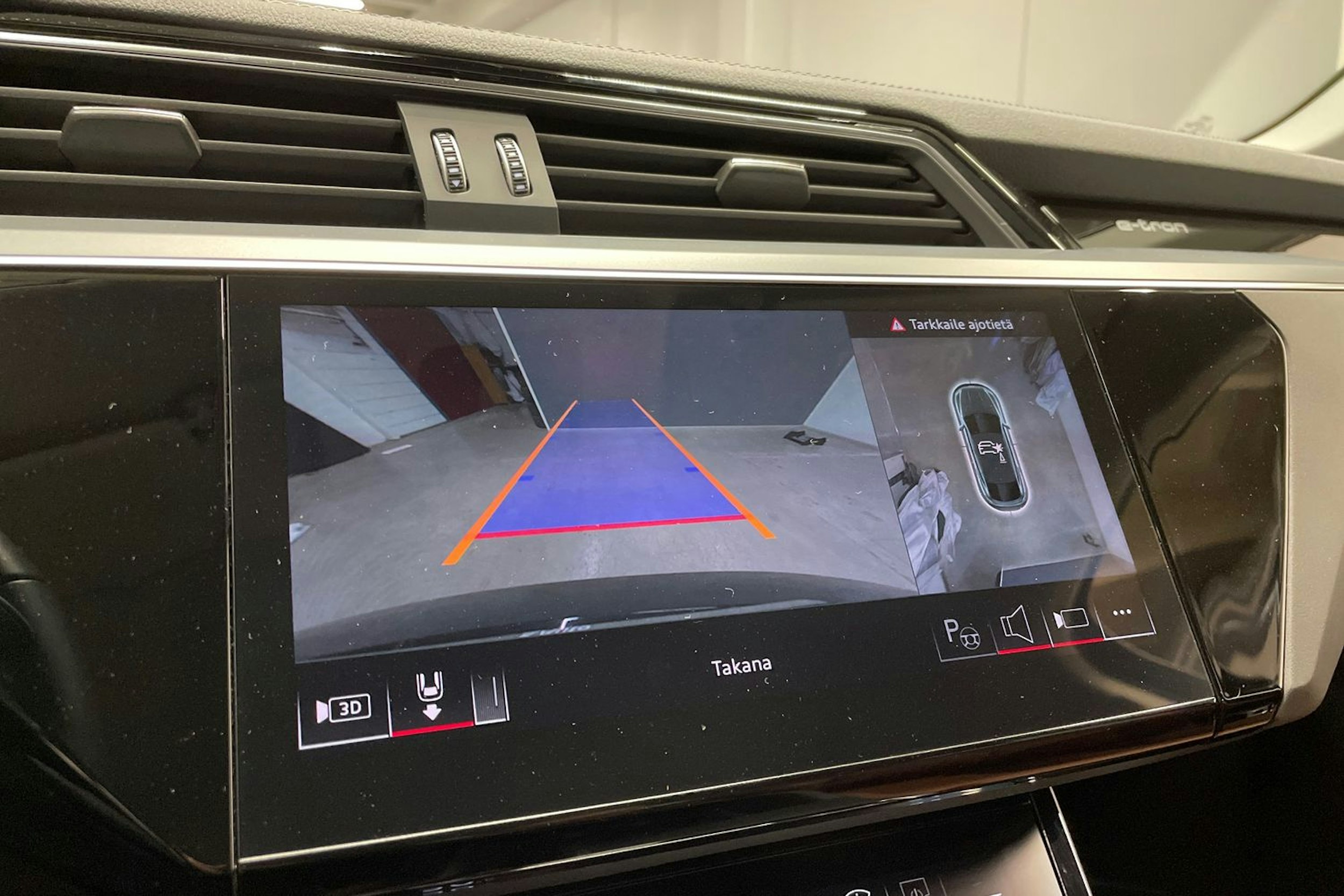 Musta Audi Q8 e-tron 2024 kuva 17.