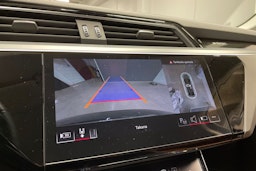Musta Audi Q8 e-tron 2024 kuva 17.