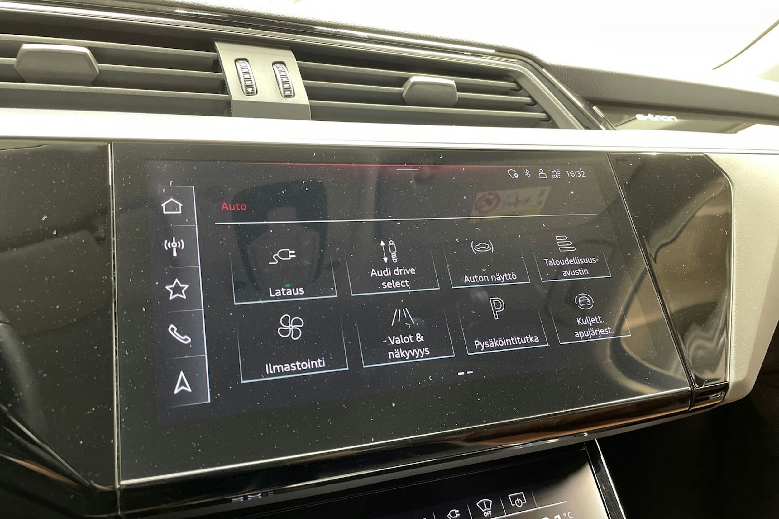 Musta Audi Q8 e-tron 2024 kuva 18.