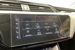 Musta Audi Q8 e-tron 2024 kuva 18.