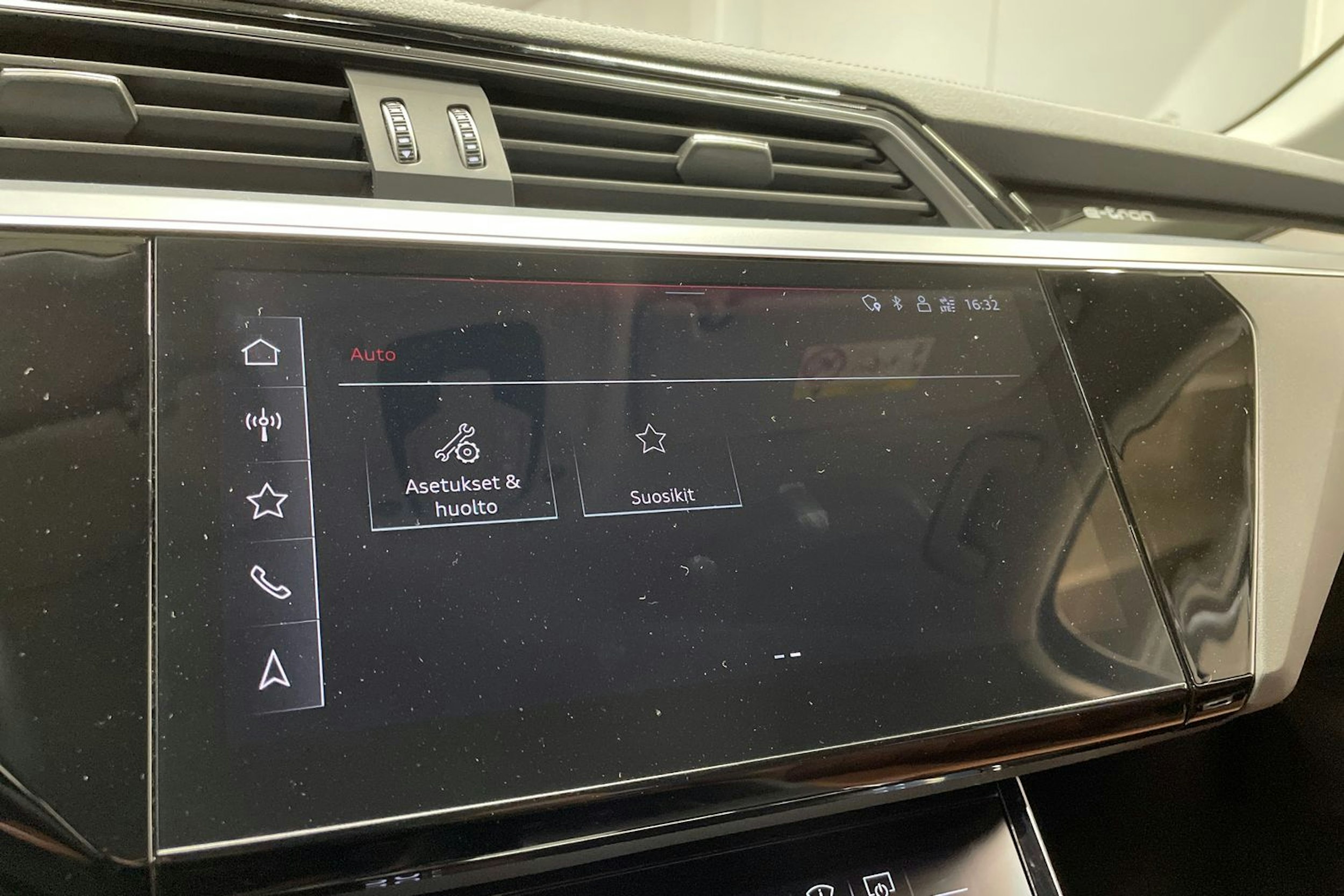 Musta Audi Q8 e-tron 2024 kuva 19.