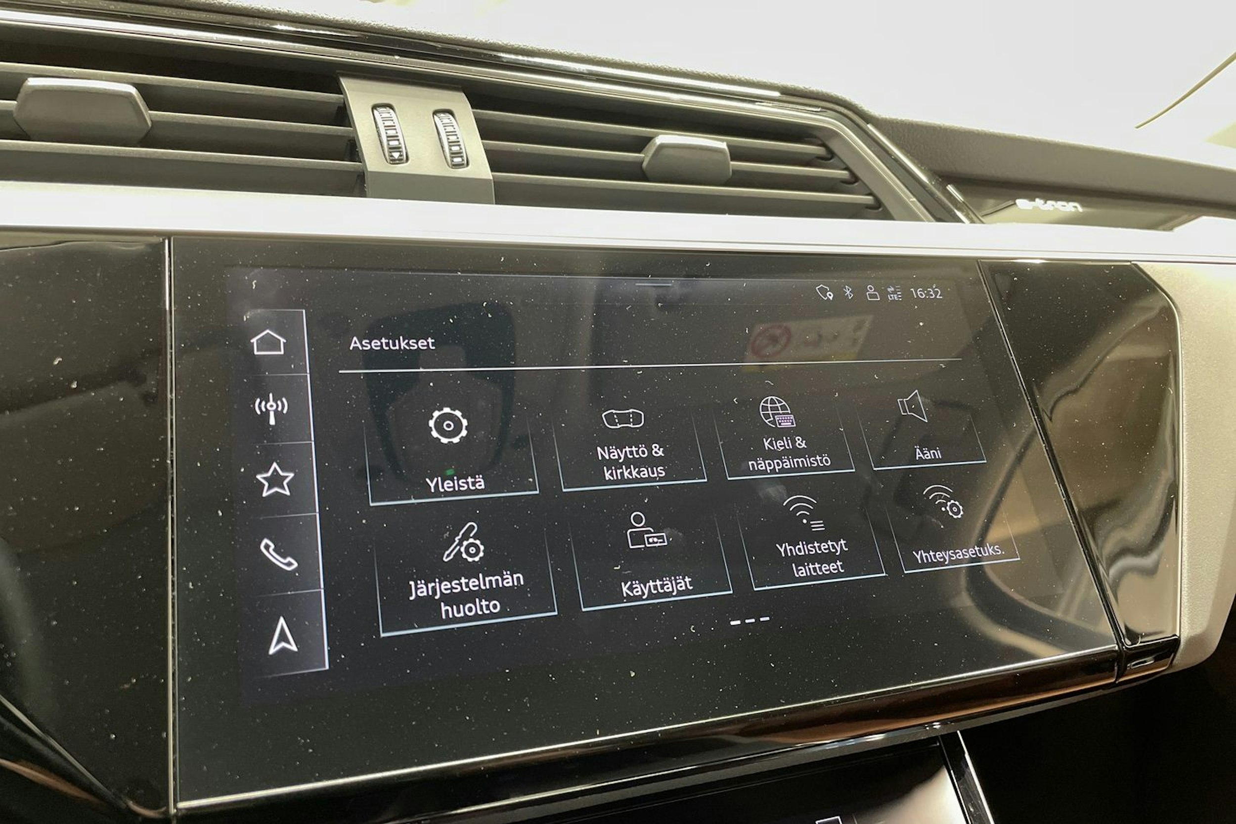 Musta Audi Q8 e-tron 2024 kuva 21.