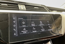 Musta Audi Q8 e-tron 2024 kuva 21.