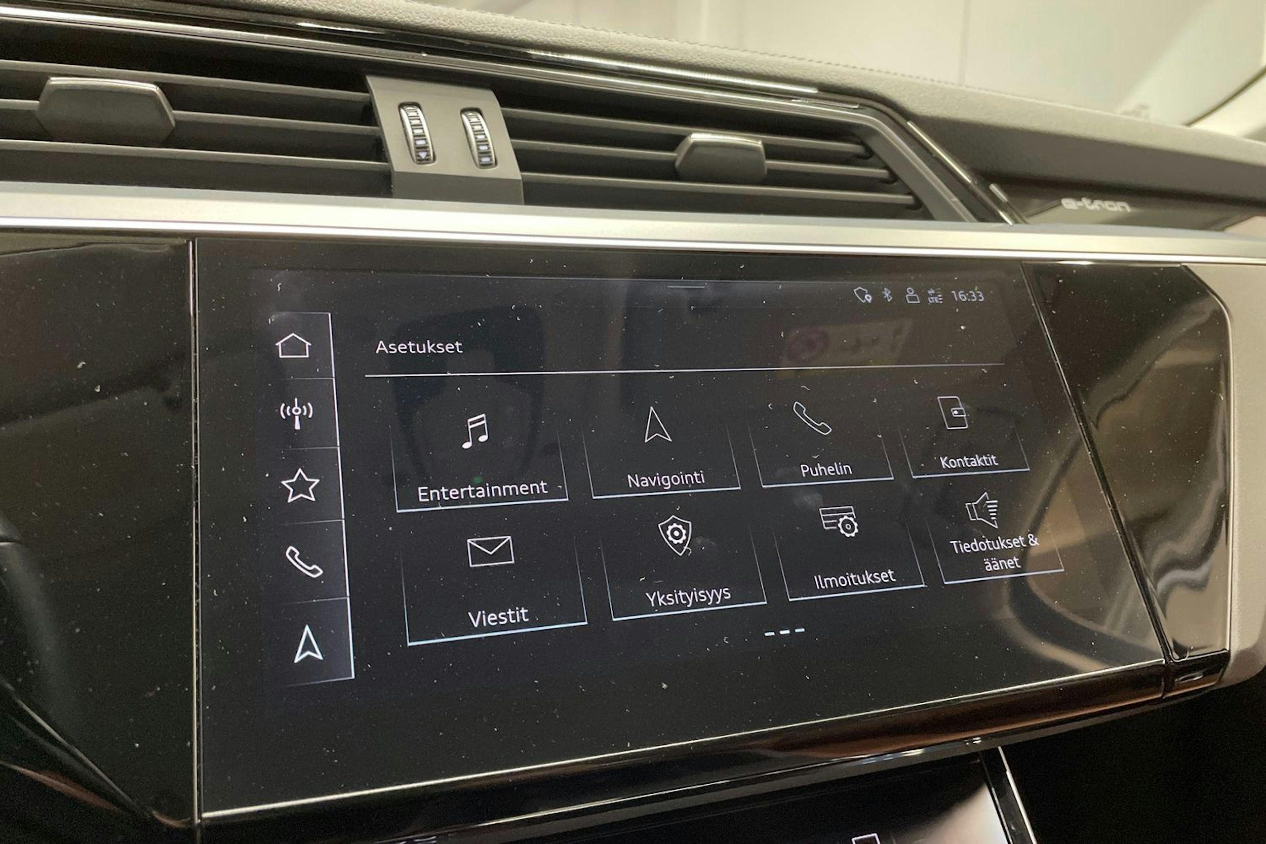Musta Audi Q8 e-tron 2024 kuva 22.