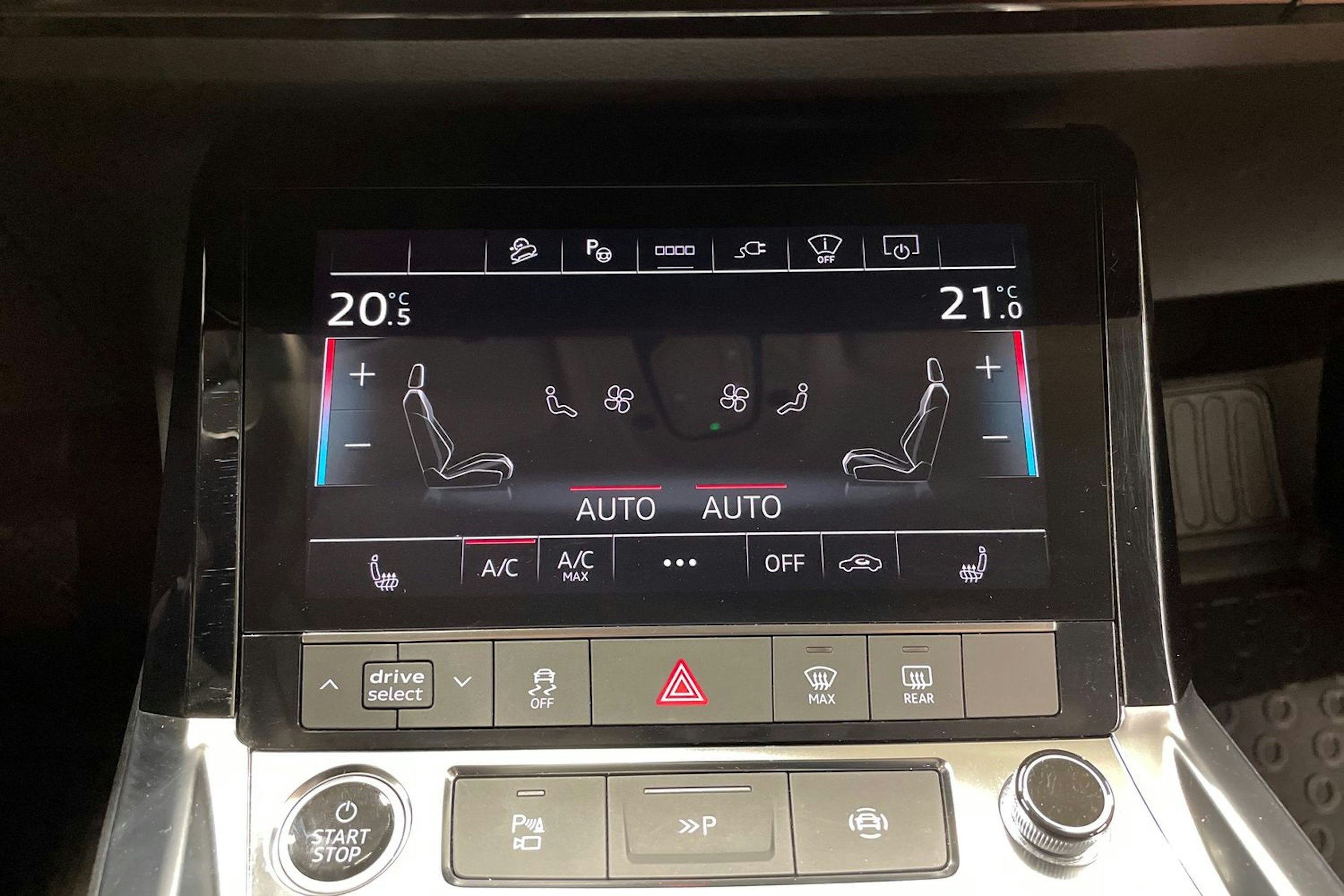 Musta Audi Q8 e-tron 2024 kuva 23.