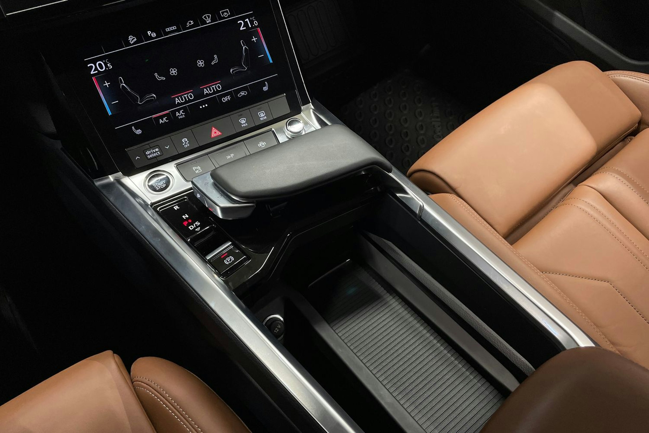 Musta Audi Q8 e-tron 2024 kuva 24.