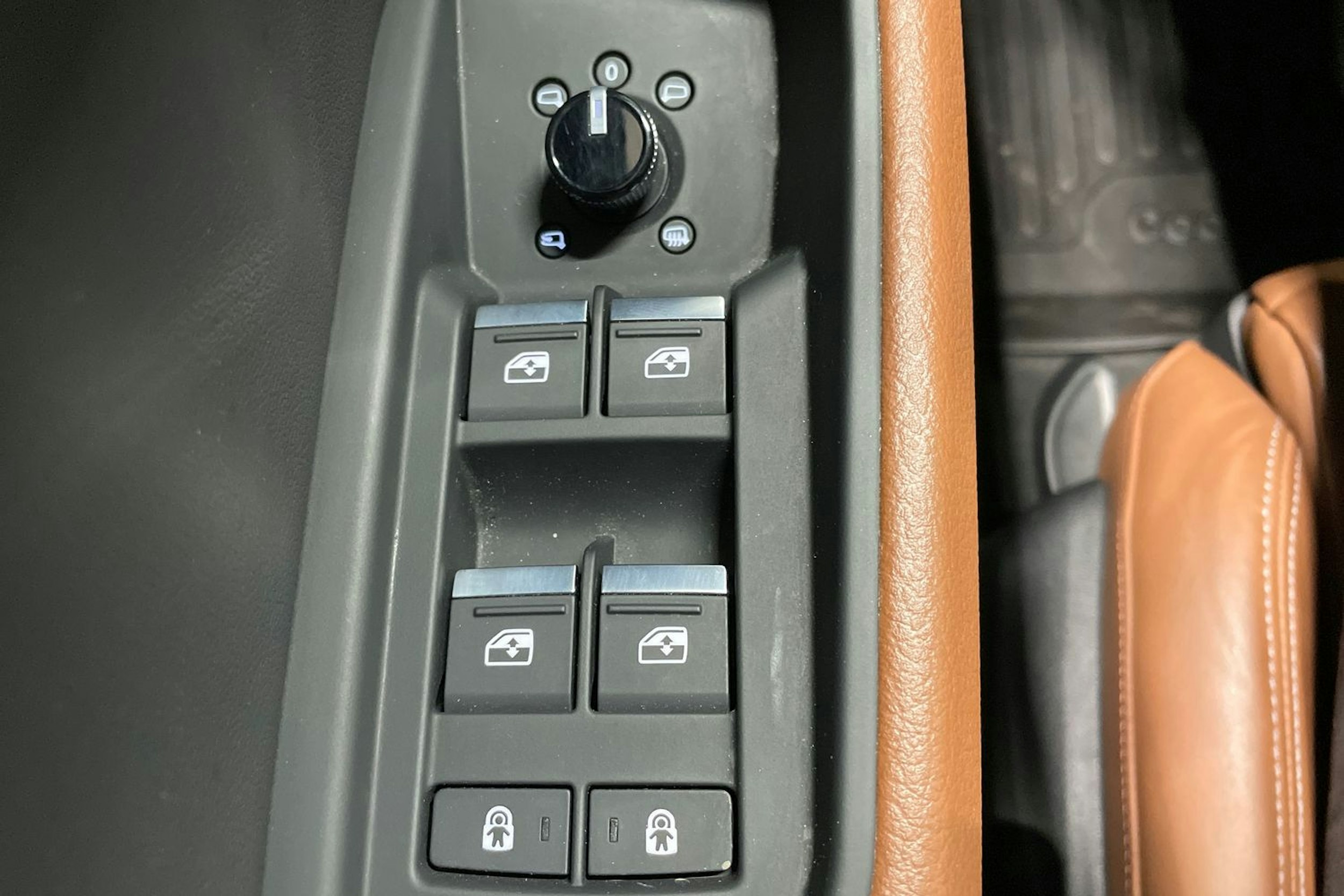 Musta Audi Q8 e-tron 2024 kuva 26.