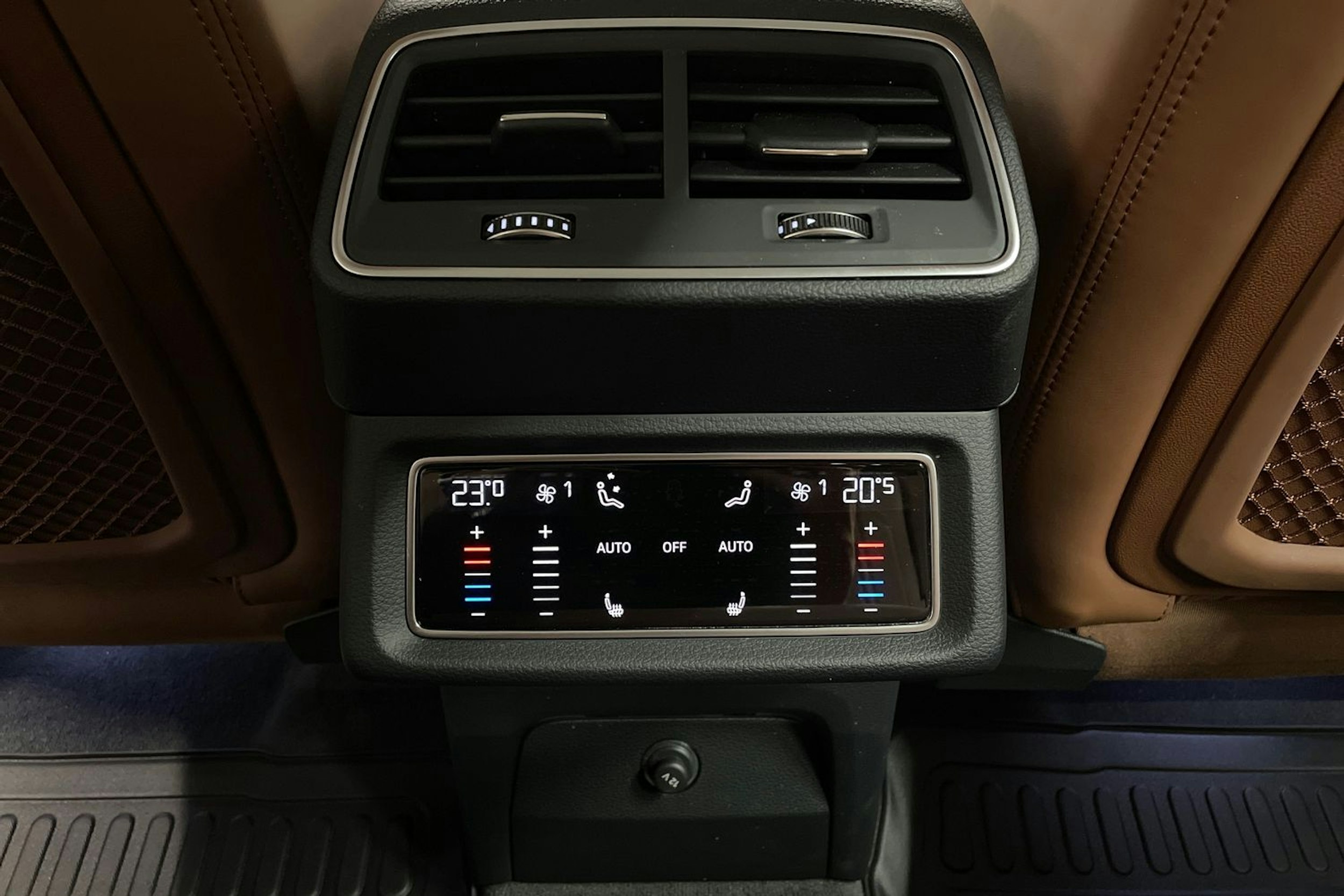 Musta Audi Q8 e-tron 2024 kuva 27.