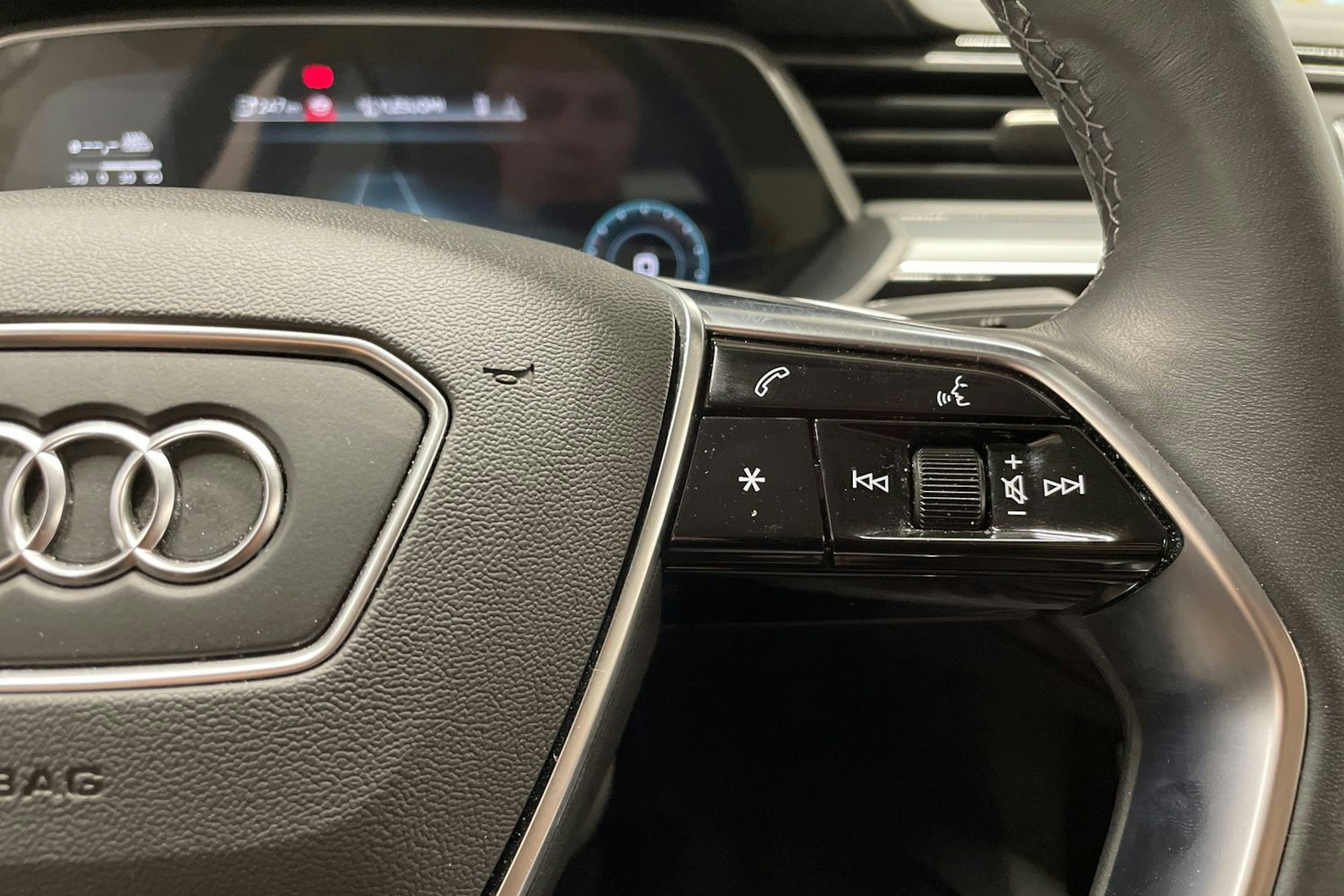 Musta Audi Q8 e-tron 2024 kuva 29.