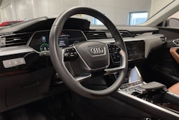 Musta Audi Q8 e-tron 2024 kuva 30.