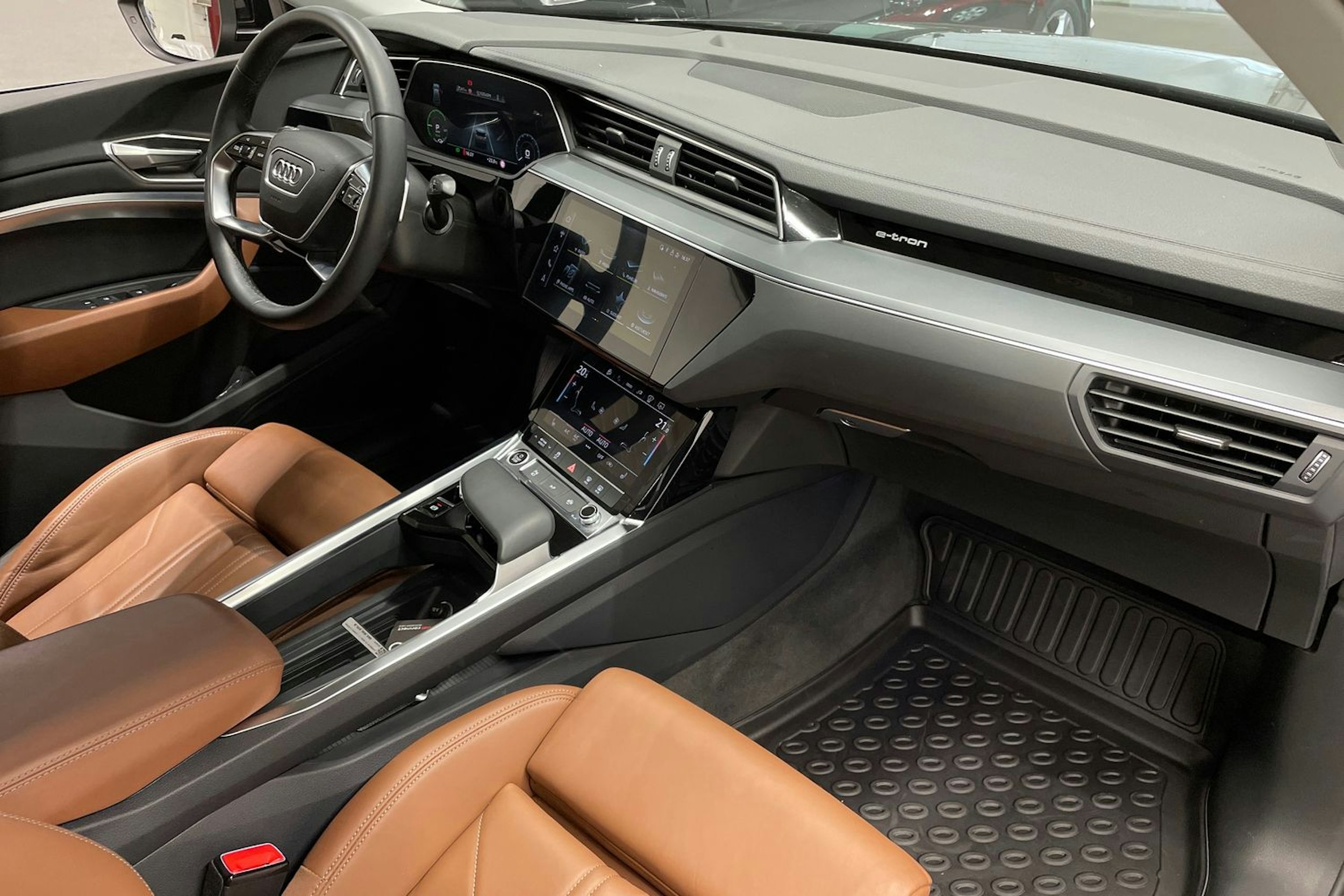 Musta Audi Q8 e-tron 2024 kuva 32.