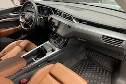 Musta Audi Q8 e-tron 2024 kuva 32.