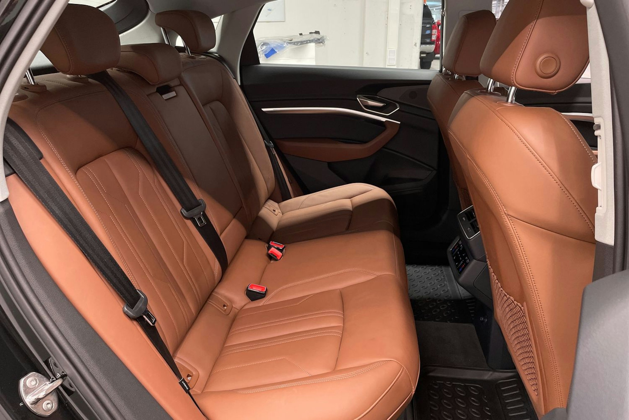 Musta Audi Q8 e-tron 2024 kuva 33.