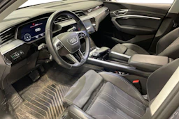 Harmaa Audi Q8 e-tron 2024 kuva 3.
