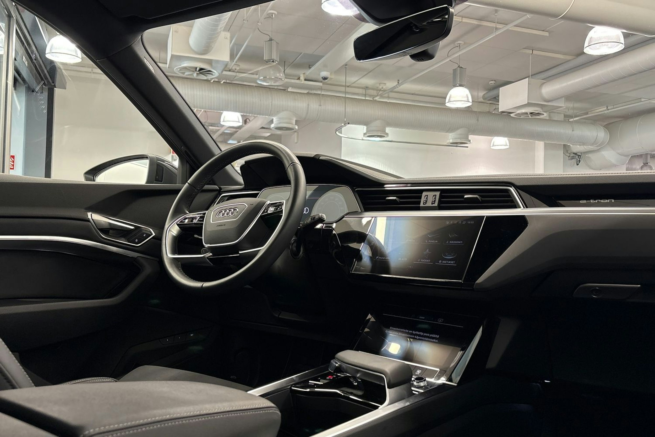 harmaa Audi Q8 e-tron 2024 kuva 20.