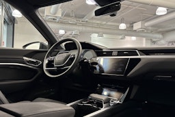 harmaa Audi Q8 e-tron 2024 kuva 20.